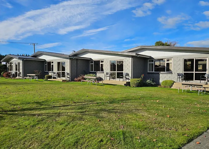 Lakeside Motel & Apartments