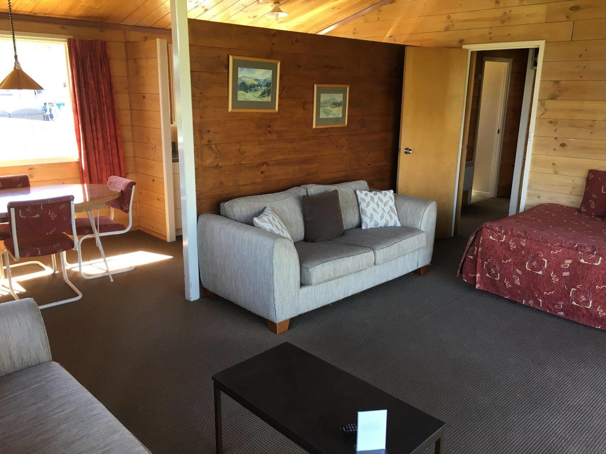 Lakeside & Motel 3*
